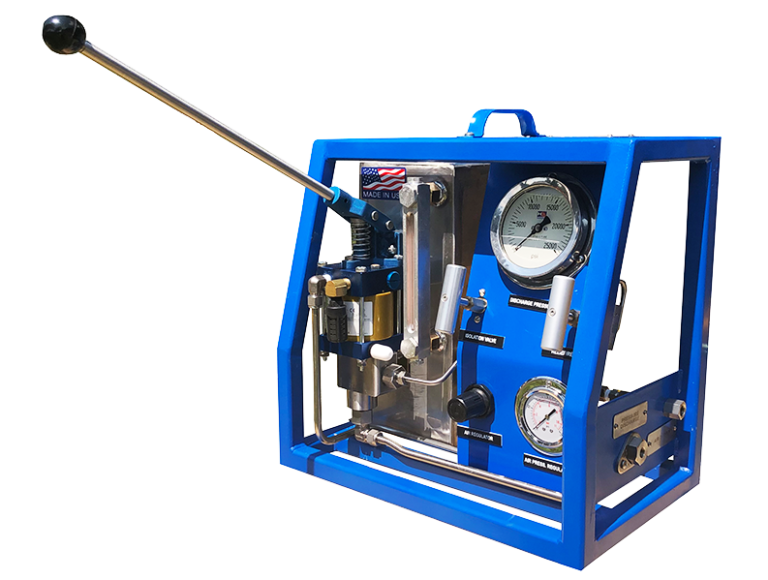 Hydrostatic pressure test pump with liquid reservoir